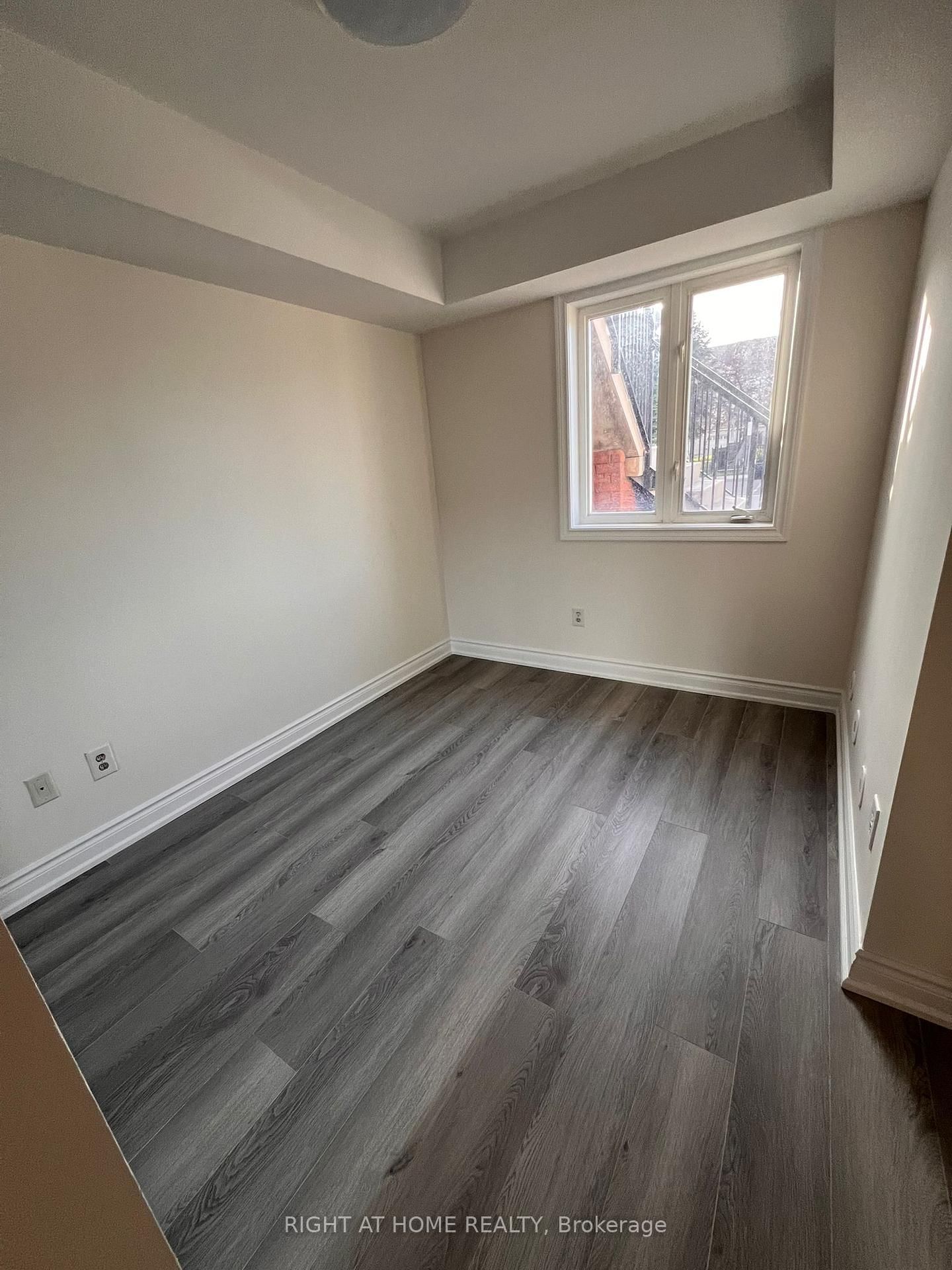 4975 Southampton Drive N, Unit 185 - Photo 9