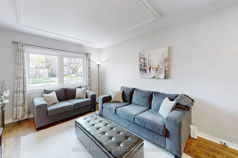 24 Braeburn Ave, Toronto, M9P 2J3 | Image 2