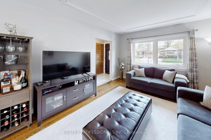 24 Braeburn Ave, Toronto, M9P 2J3 | Image 3