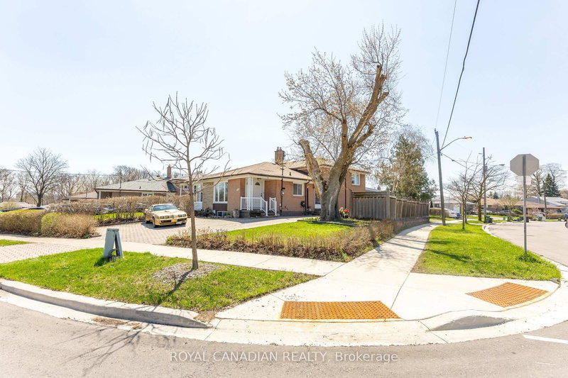16 Gambello Cres, Toronto, M3J 1W3 | Image 2