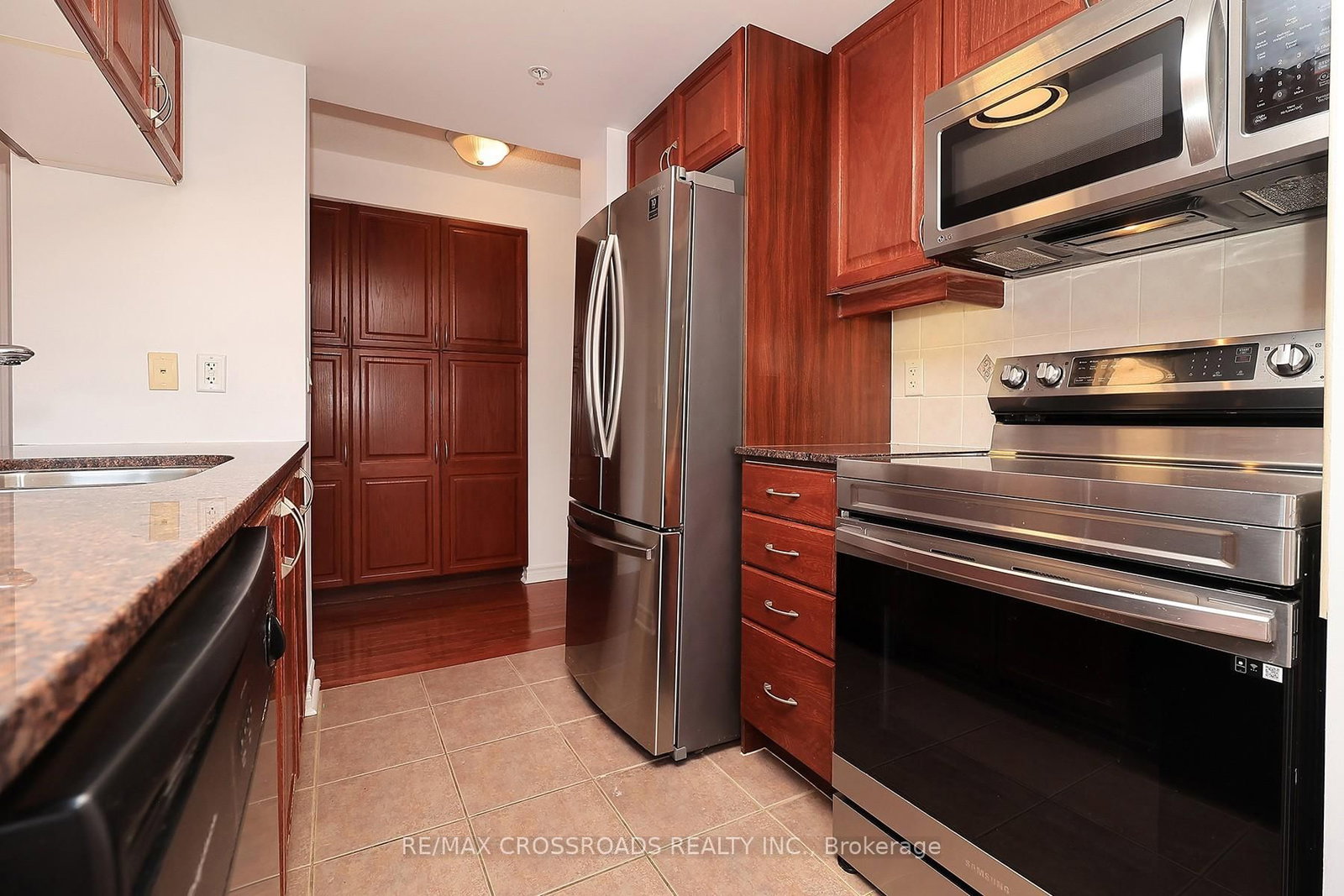 350 Princess Royal Drive, Unit 703 - Photo 11