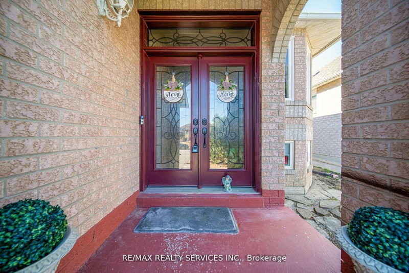 27 Suncrest Dr, Brampton, L6X 4L5 | Image 2