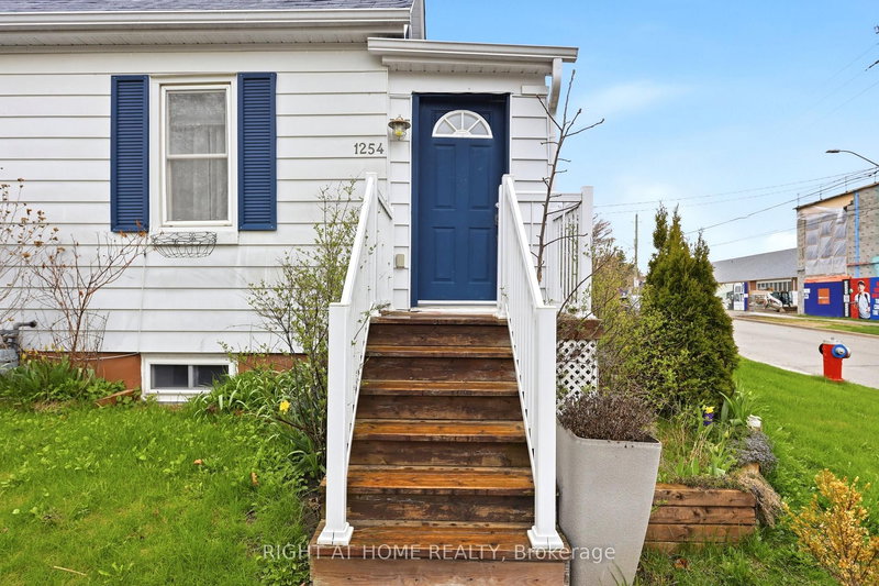 1254 Meredith Ave, Mississauga, L5E 2E5 | Image 3