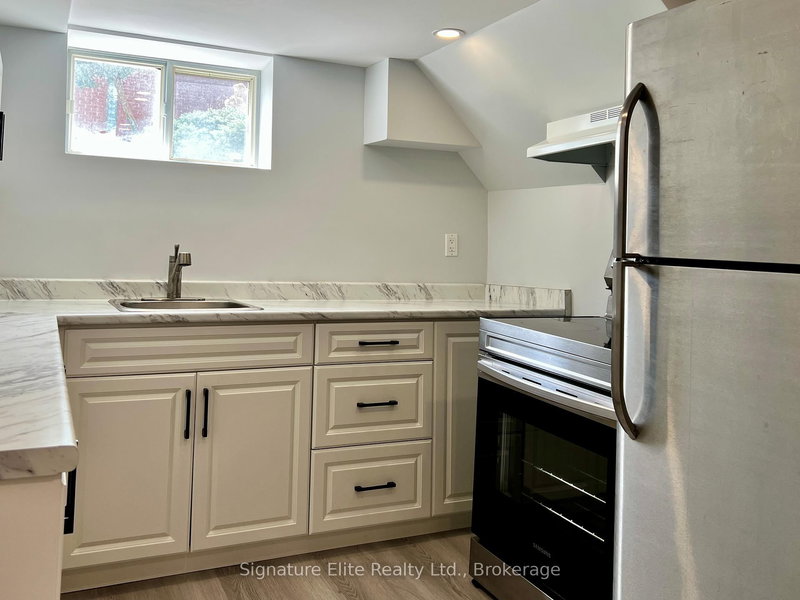 Lower - 34 Ovida Ave, Toronto, M9B 1E1 | Image 3