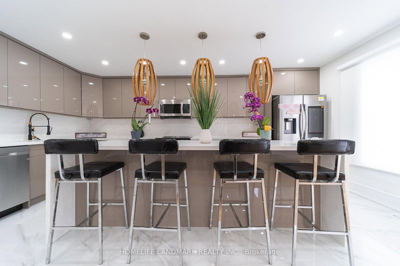 224 Macedonia Cres, Mississauga, L5B 3R8 | Image 3