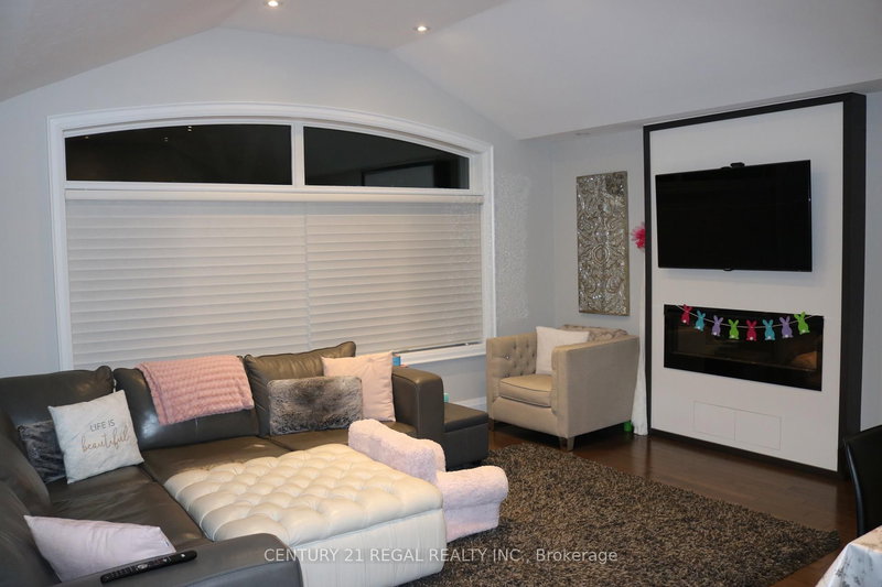 18 Rowse Cres, Toronto, M9P 3L5 | Image 2