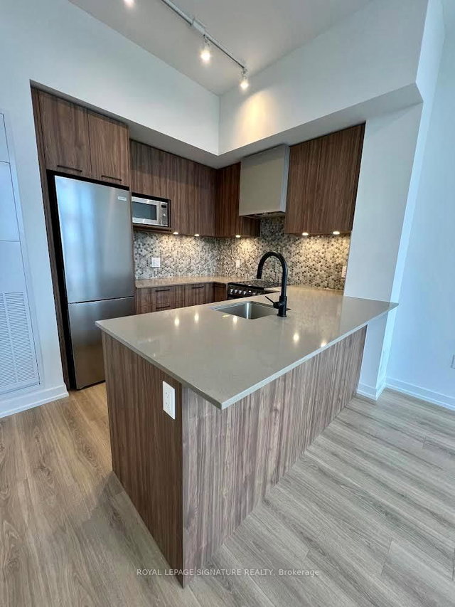 109 - 10 Lagerfeld Drive