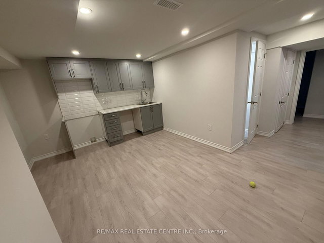 33 Lacewood Crescent