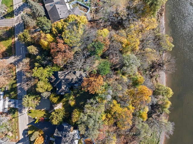 1516 Pinetree Crescent