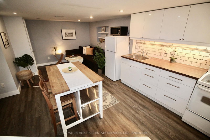 Lower - 170 Fairview Ave, Toronto, M6P 3A5 | Image 2