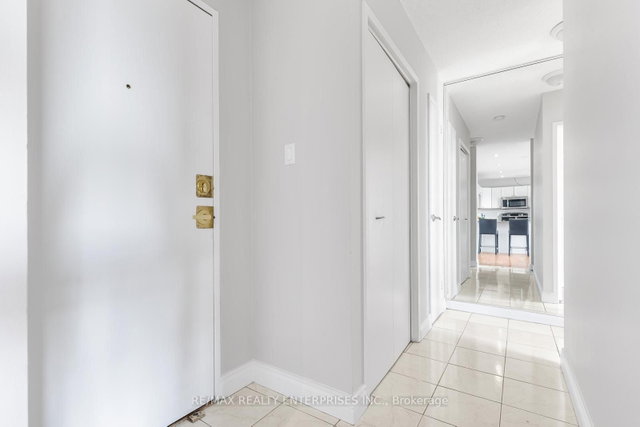 901 - 49 Queen Street E