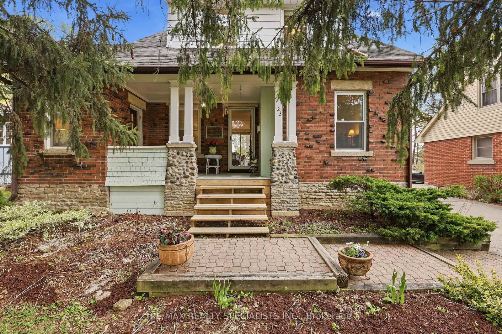 Detached House for sale at 123 Mill Street, Brampton, Ontario, L6Y 1T4 - Downtown Brampton - MLS: W13087986