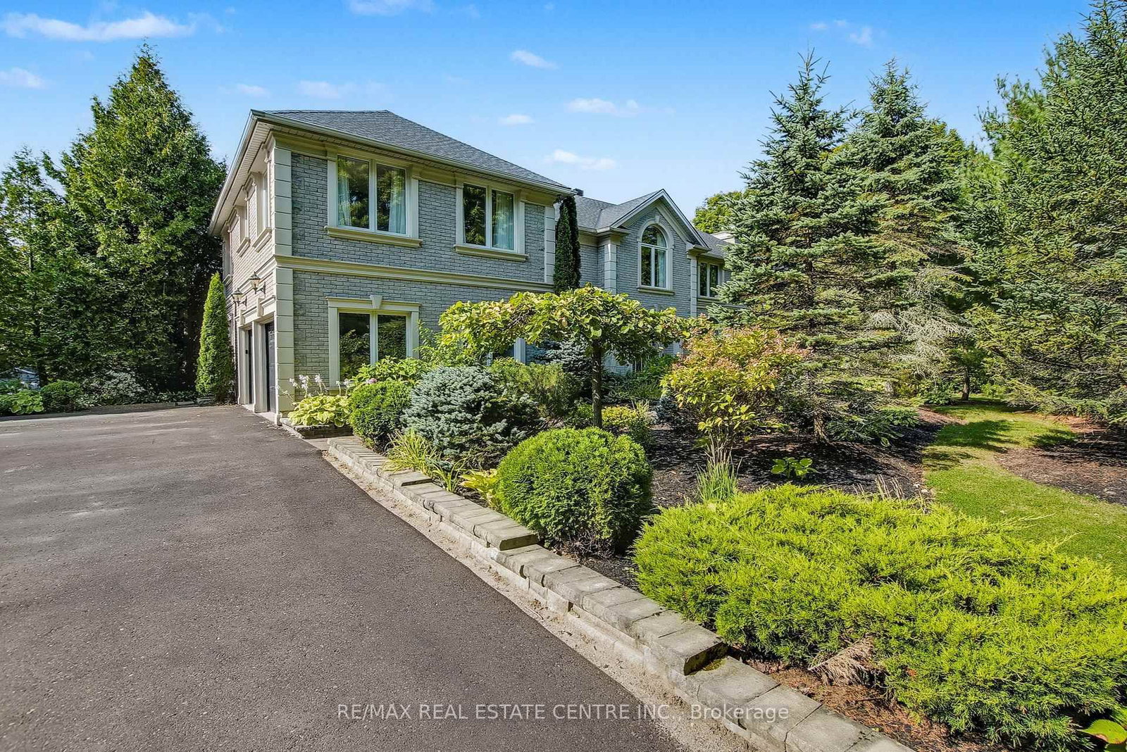 4220 Ennisclare Drive • Milton, ON photo 1