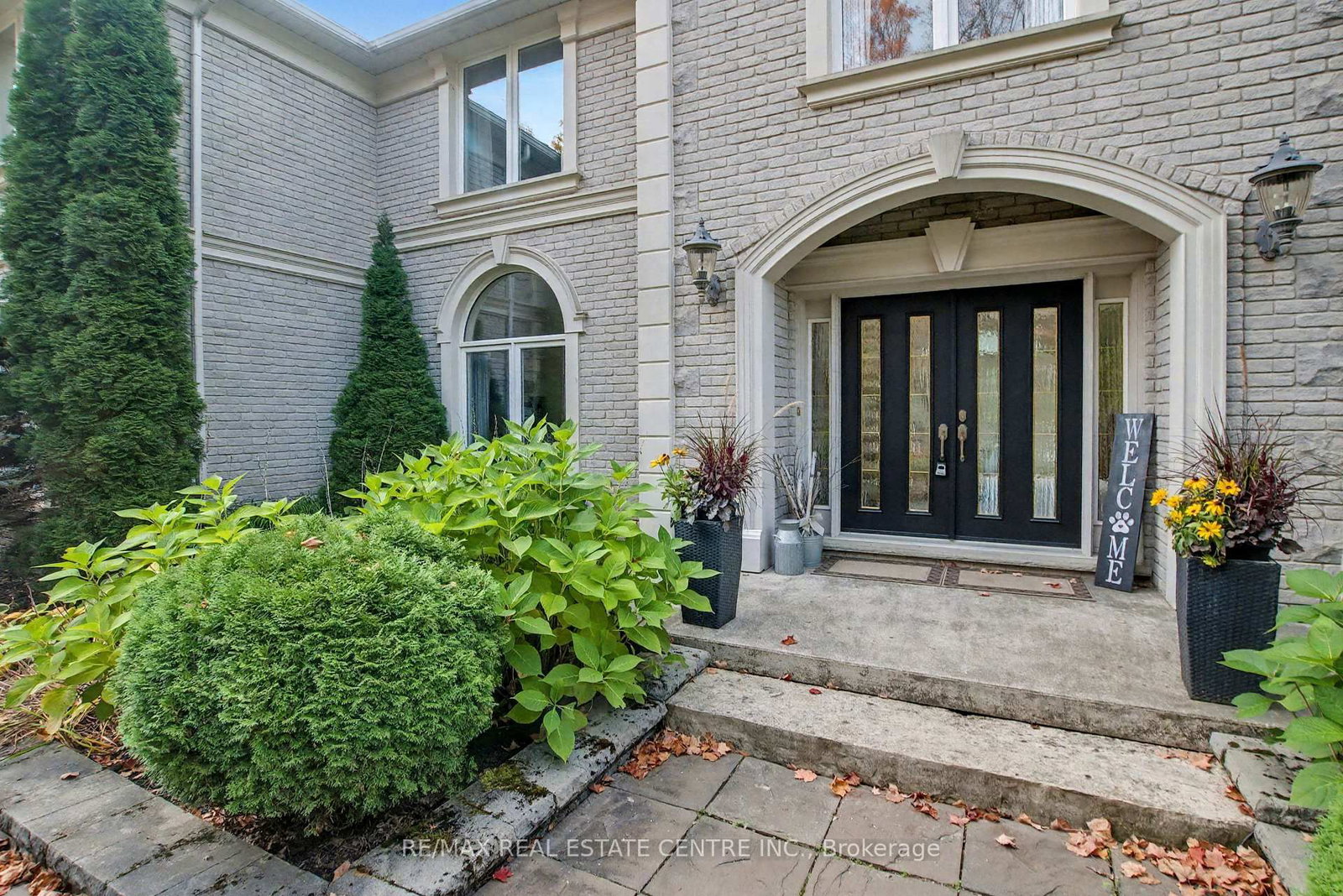 4220 Ennisclare Drive • Milton, ON photo 2