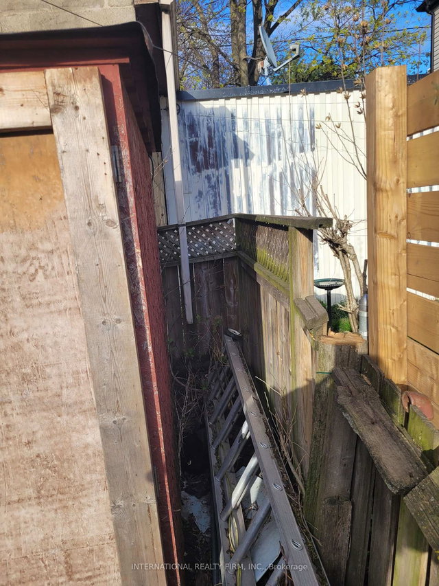 16 Uxbridge Avenue
