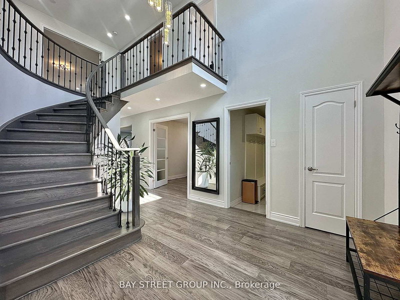 1593 Wintergrove Gdns, Mississauga, L5M 3Z9 | Image 2