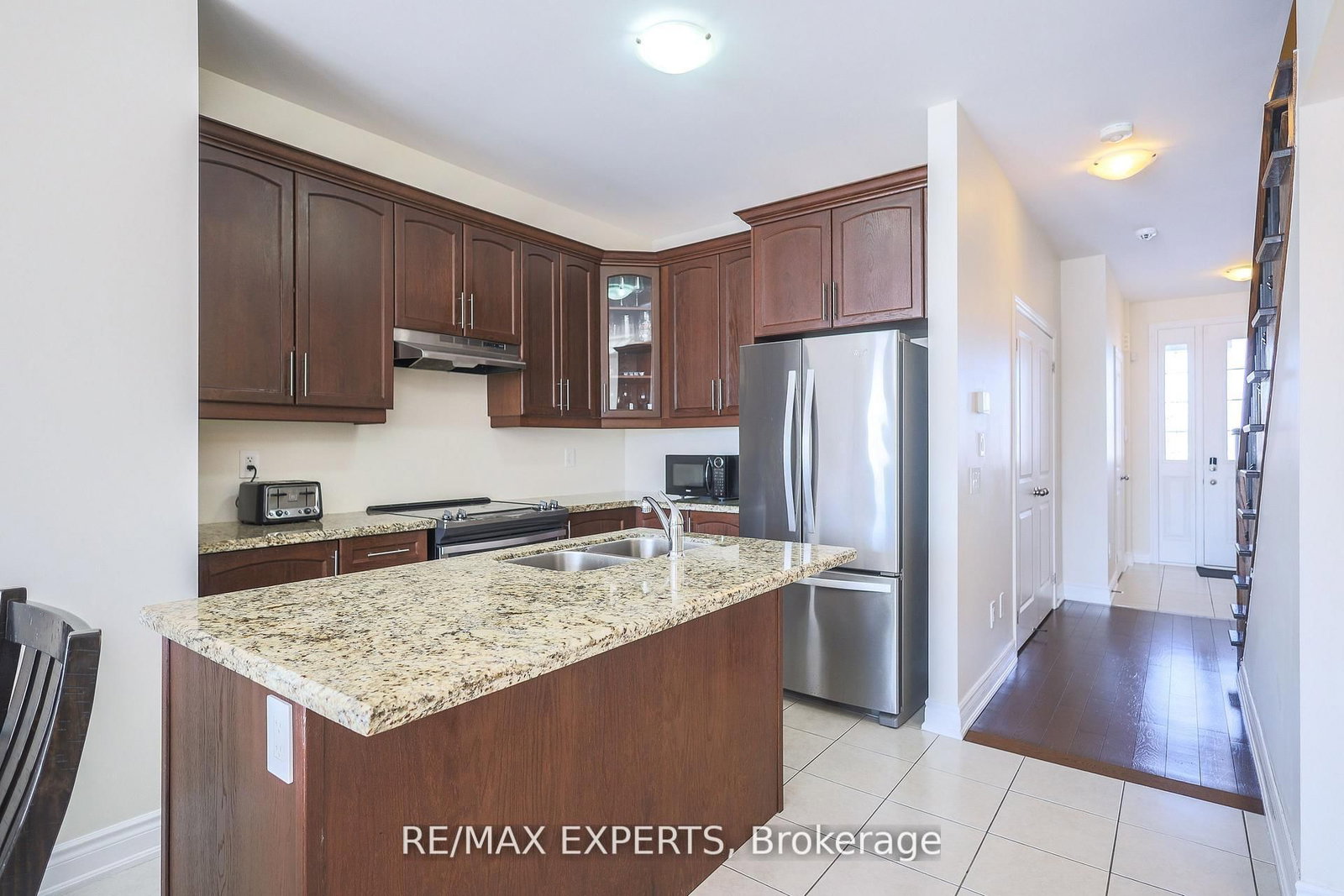 27 Hogan Manor Drive • Brampton, ON photo 8