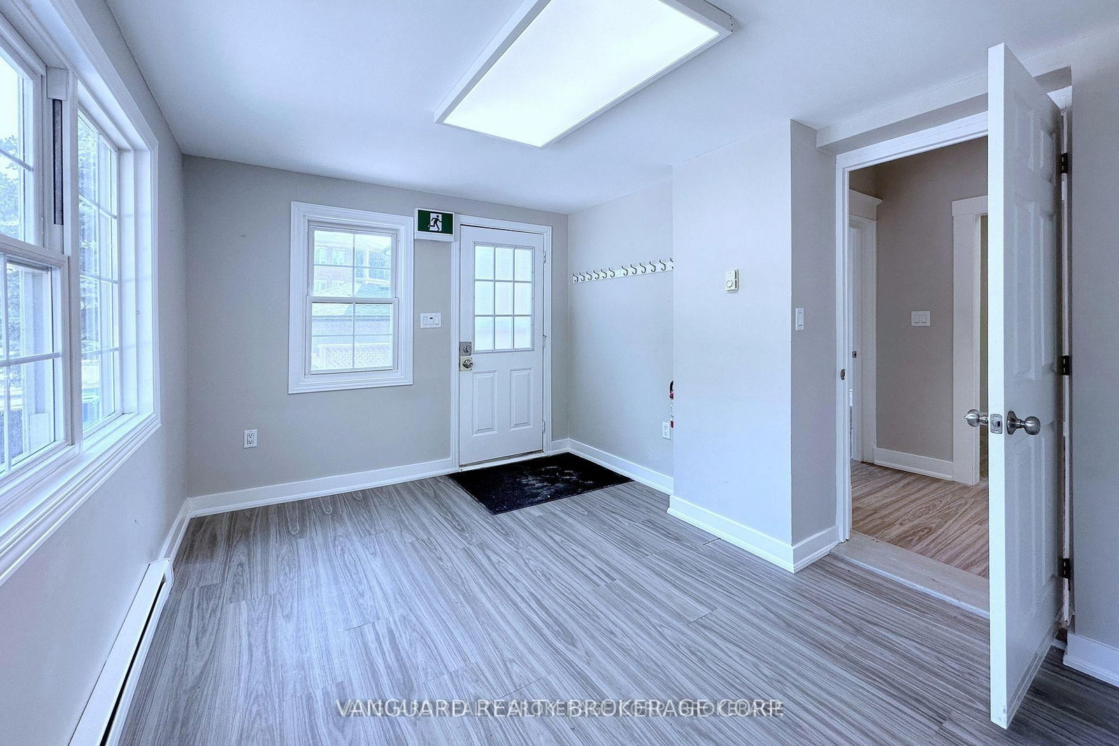 69 King Street W, Unit Mainfloor - Photo 29