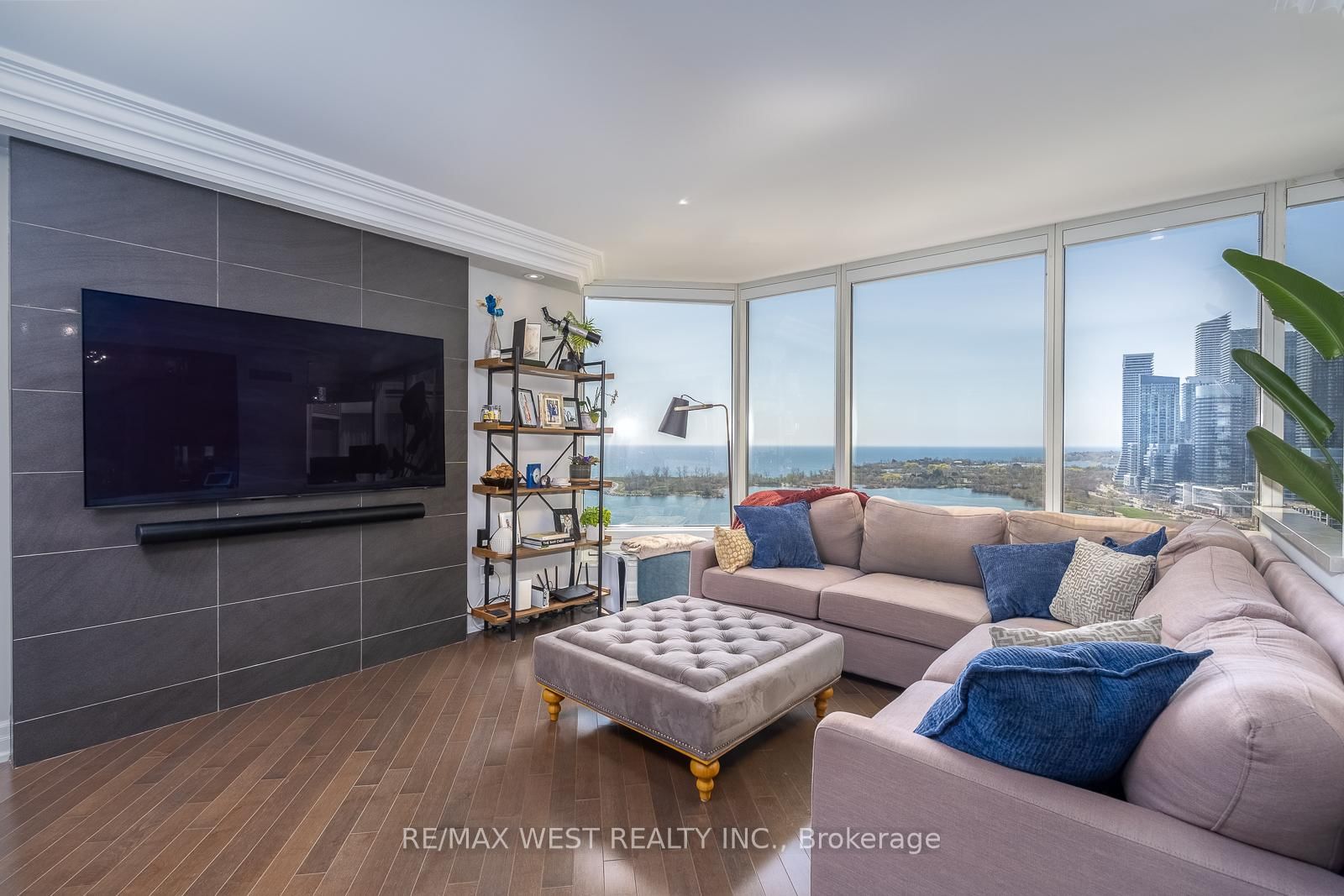 1 Palace Pier Court