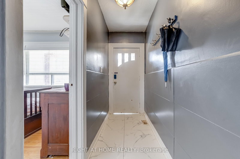 16 Pryor Ave, Toronto, M6N 1M4 | Image 2