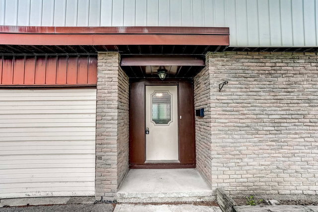8 Kenninghall Boulevard