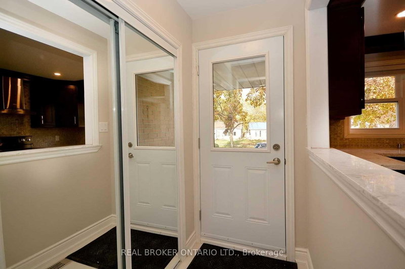 (MAIN) - 2276 Bostock Cres, Mississauga, L5J 3T1 | Image 3
