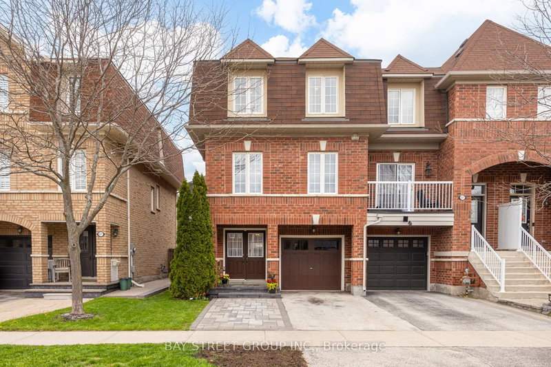 home for sale on 2313 Saddlecreek Crescent