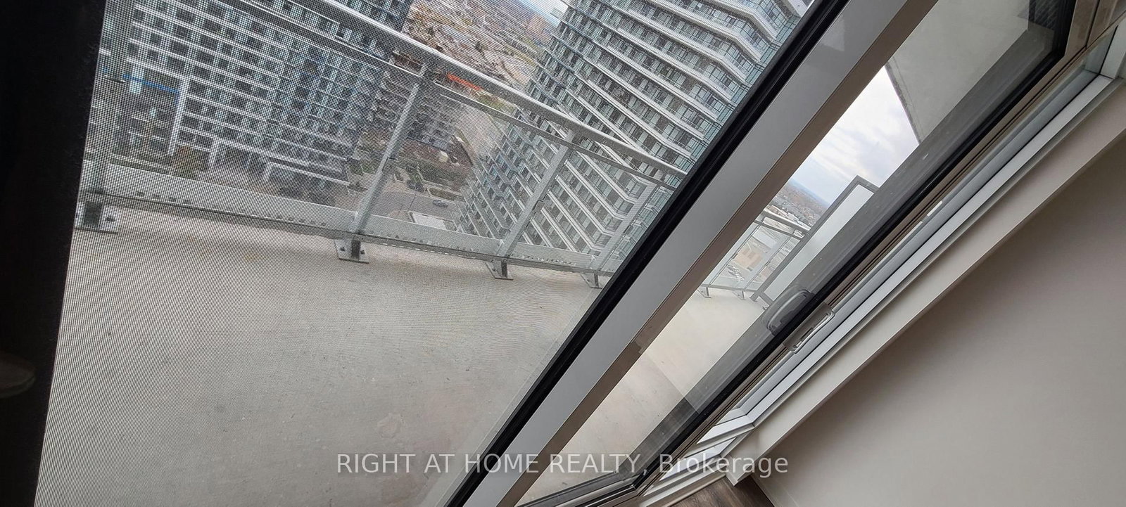 2520 Eglinton Avenue W, Unit 1817 - Photo 23