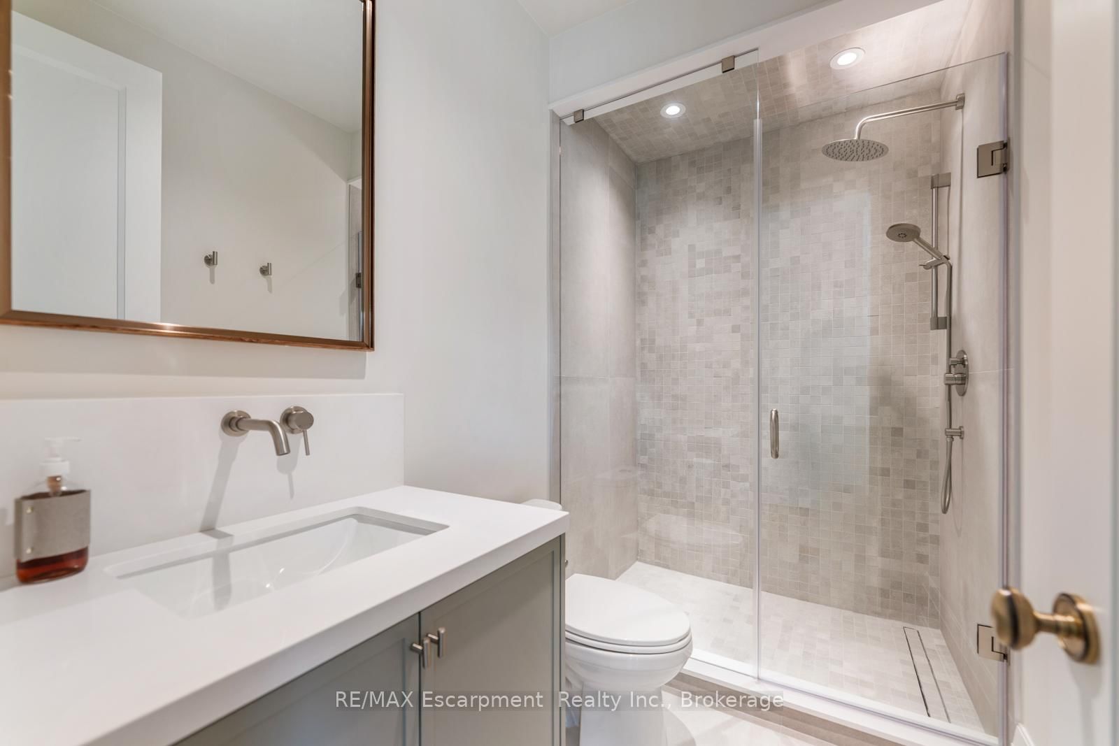 304 Pomona Avenue • Burlington, ON photo 33