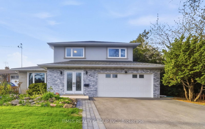 651 Burnhamthorpe Rd, Toronto, M9C 2Z1 | Image 2