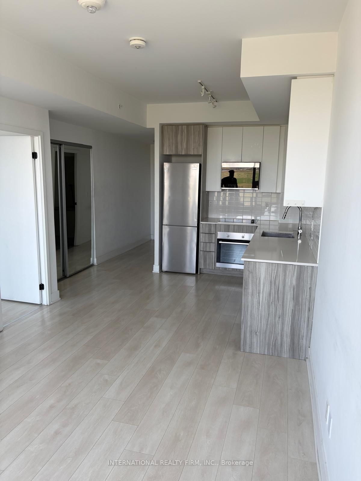 2489 Taunton Road, Unit 916 - Photo 4