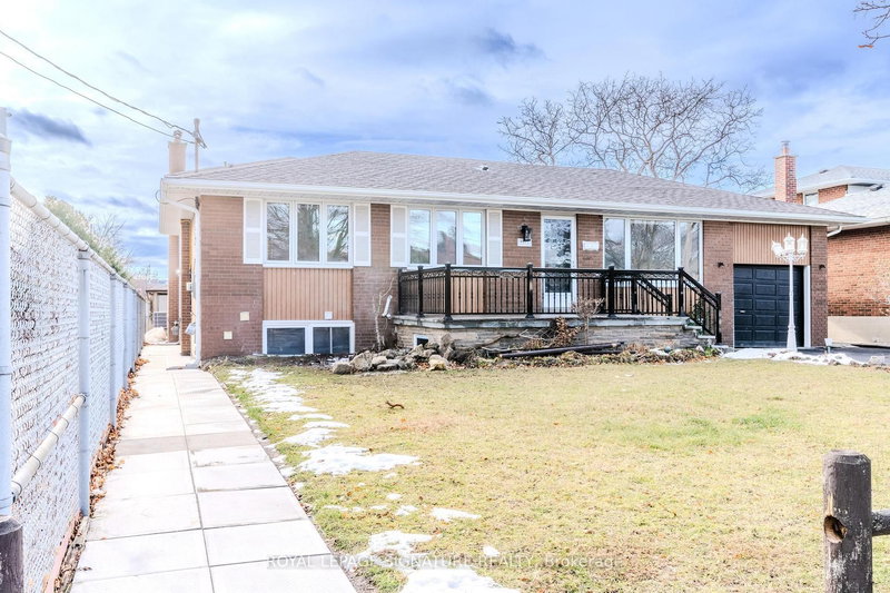 2218 Cliff Rd, Mississauga, L5A 2N9 | Image 3