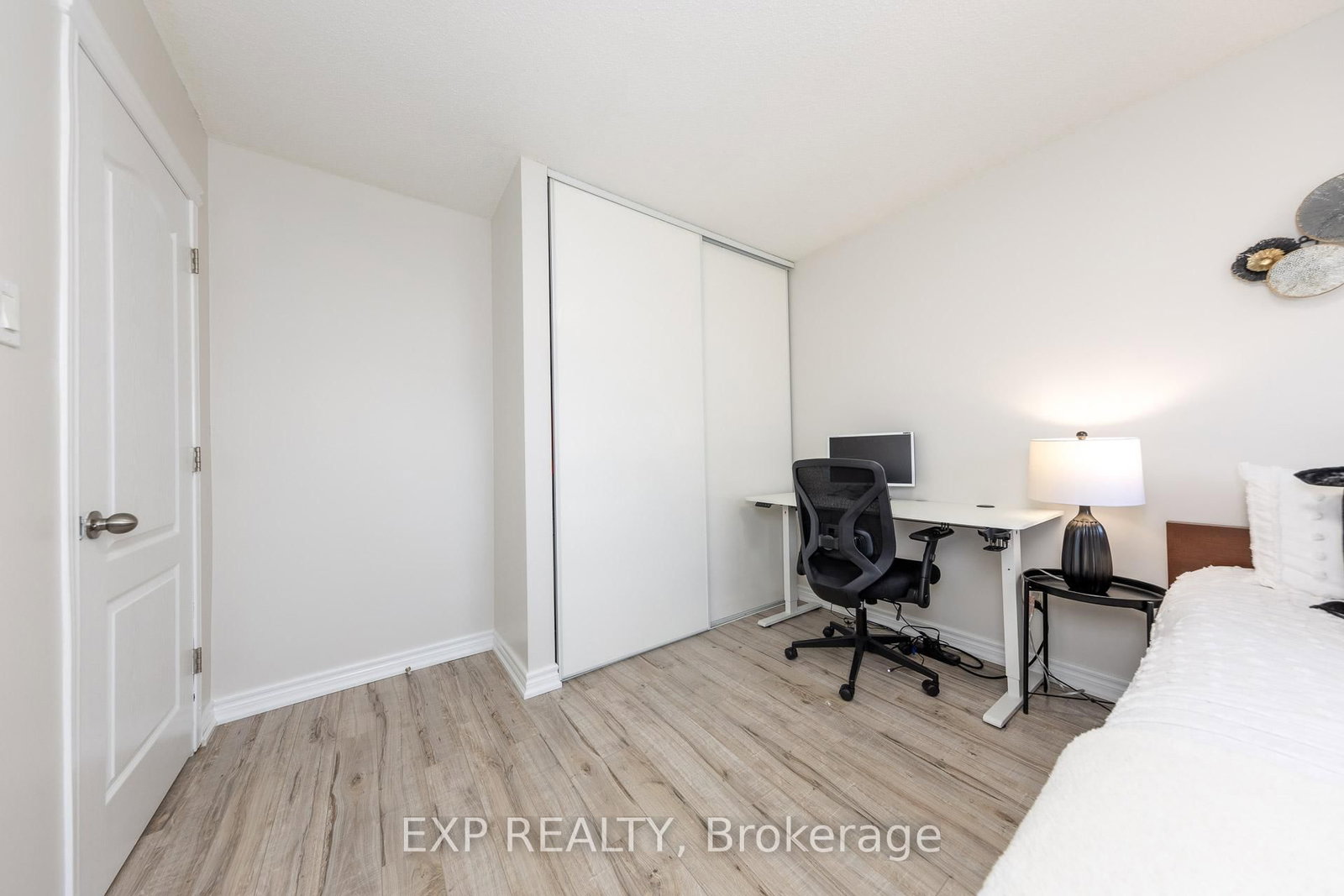 584 Elliott Crescent - Photo 19