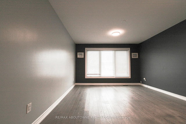 1601 Sandgate Crescent