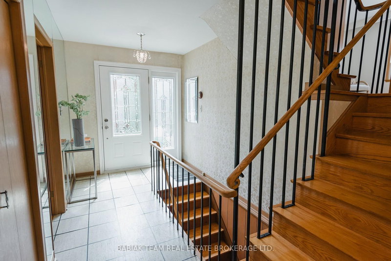7 Innisfree Crt, Toronto, M6S 3N7 | Image 2