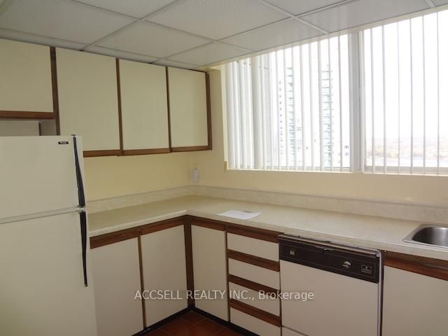 3700 Kaneff Crescent, Unit 2106