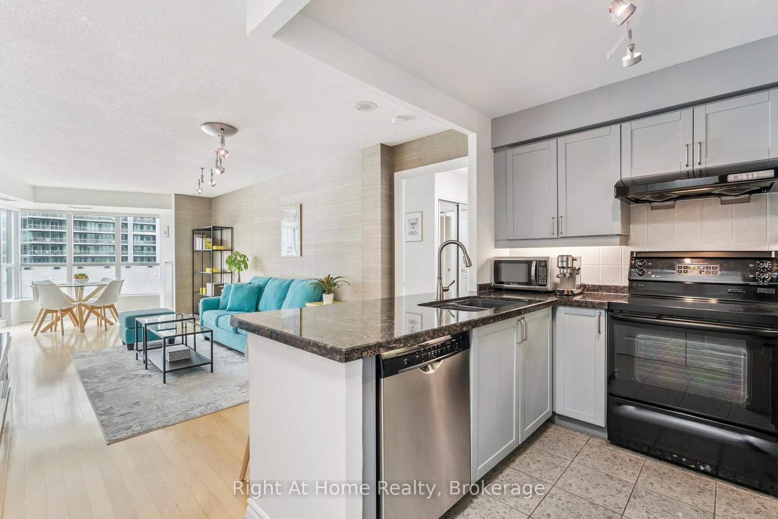 2111 Lake Shore Boulevard W, Unit 605 - Photo 7