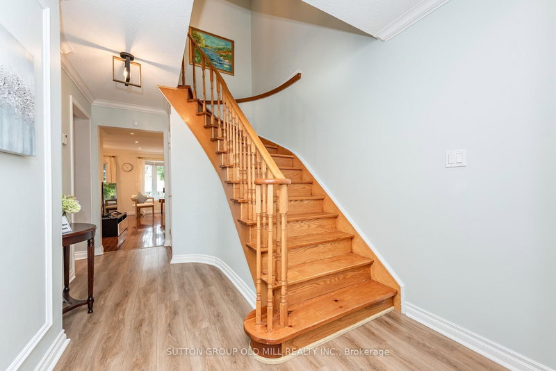 1603 Dewberry Cres, Mississauga, L4W 3B6 | Image 3