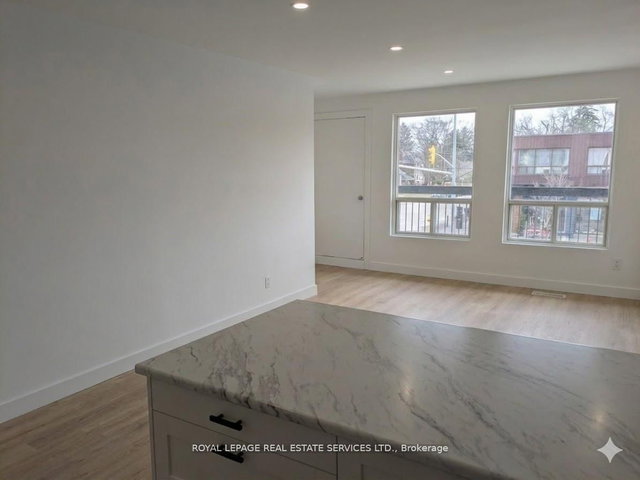 Upper - 272 Lakeshore Road E