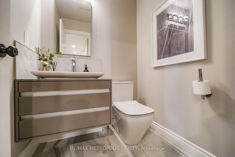 4392 Grassland Cres, Mississauga, L5V 1E2 | Image 3