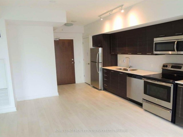 2210 - 2220 Lakeshore Boulevard W