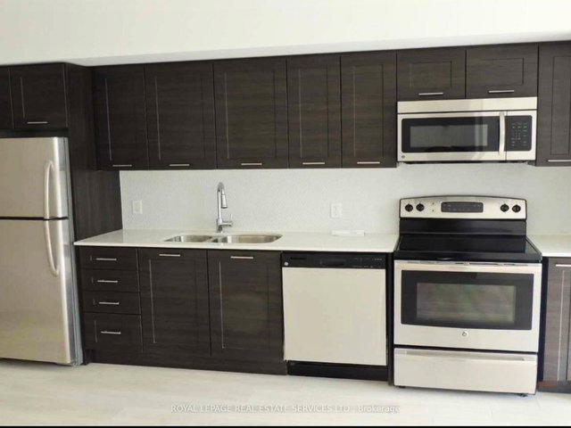 2210 - 2220 Lakeshore Boulevard W
