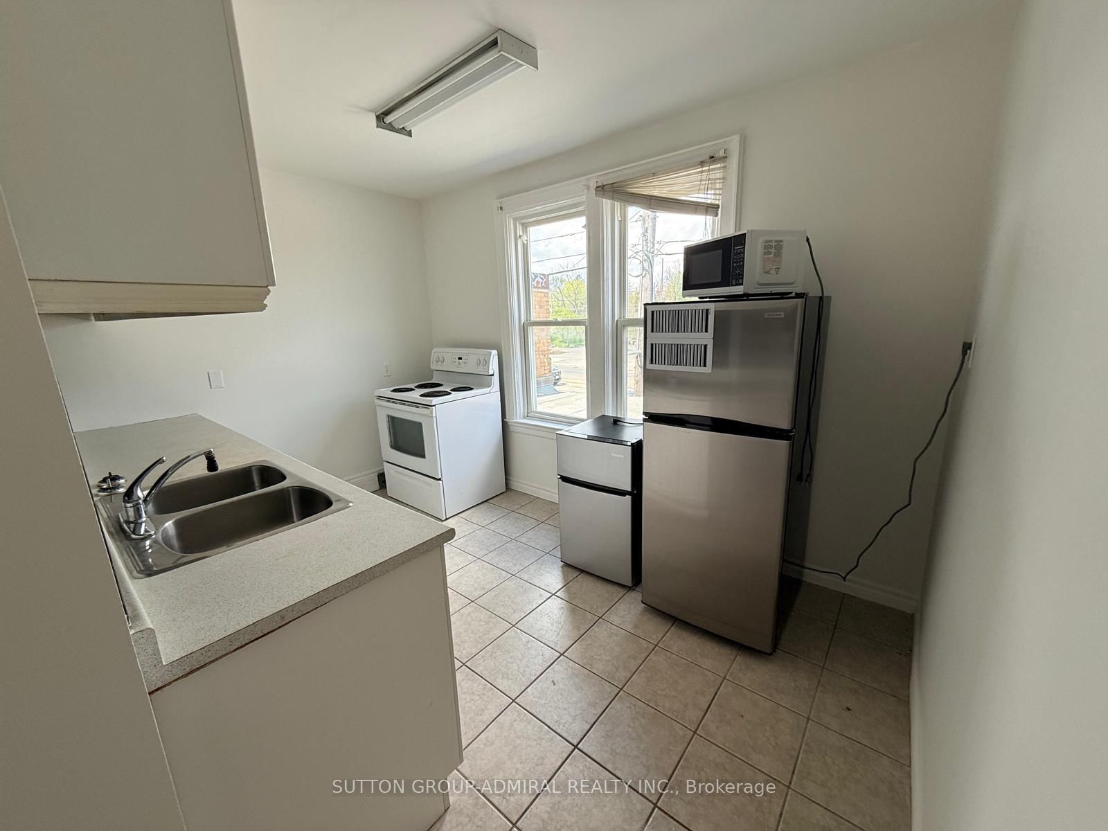 102 Thirty Ninth Street W, Unit 2 - Photo 4