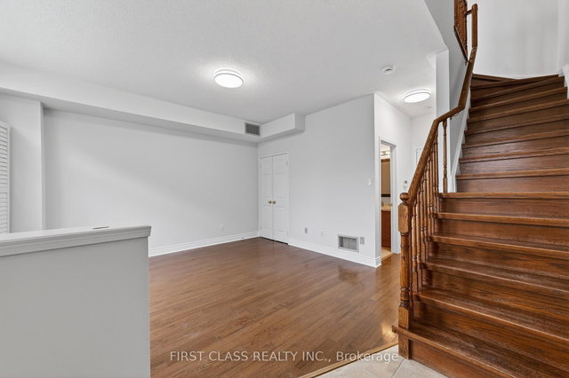 Th10 - 3076 Lake Shore Boulevard W