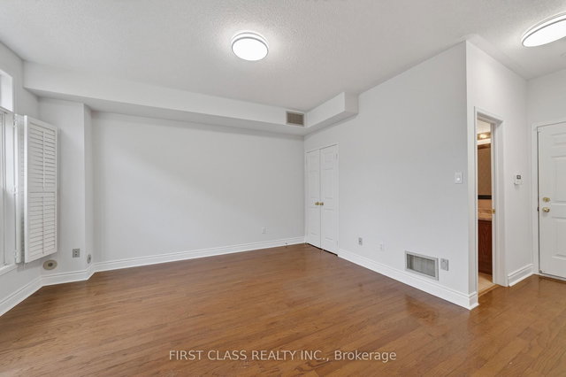 Th10 - 3076 Lake Shore Boulevard W