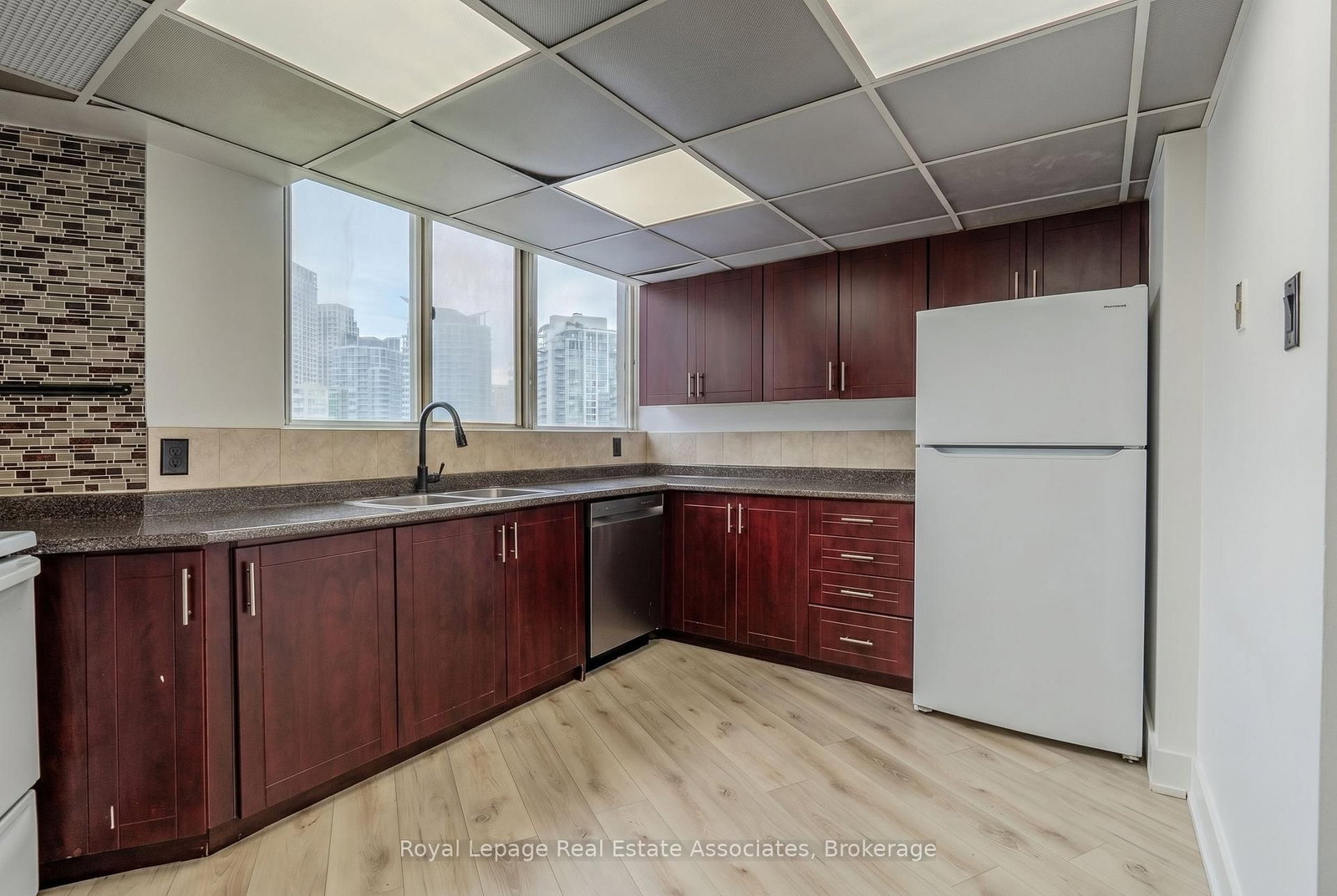 3695 Kaneff Crescent, Unit 1602 - Photo 4
