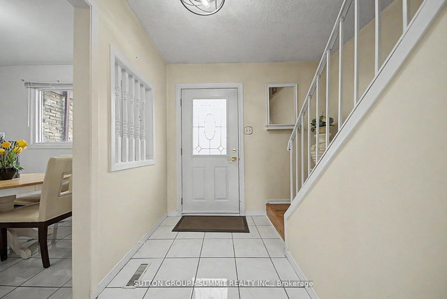 61 - 45 Hansen Road N