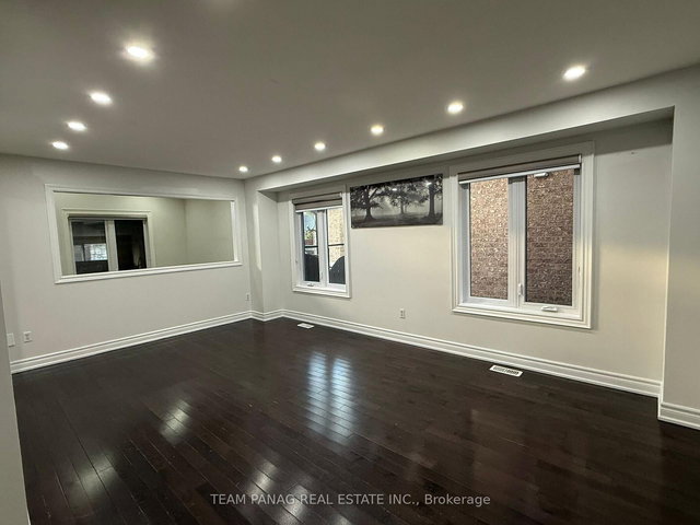 52 Sweet Clover Crescent N