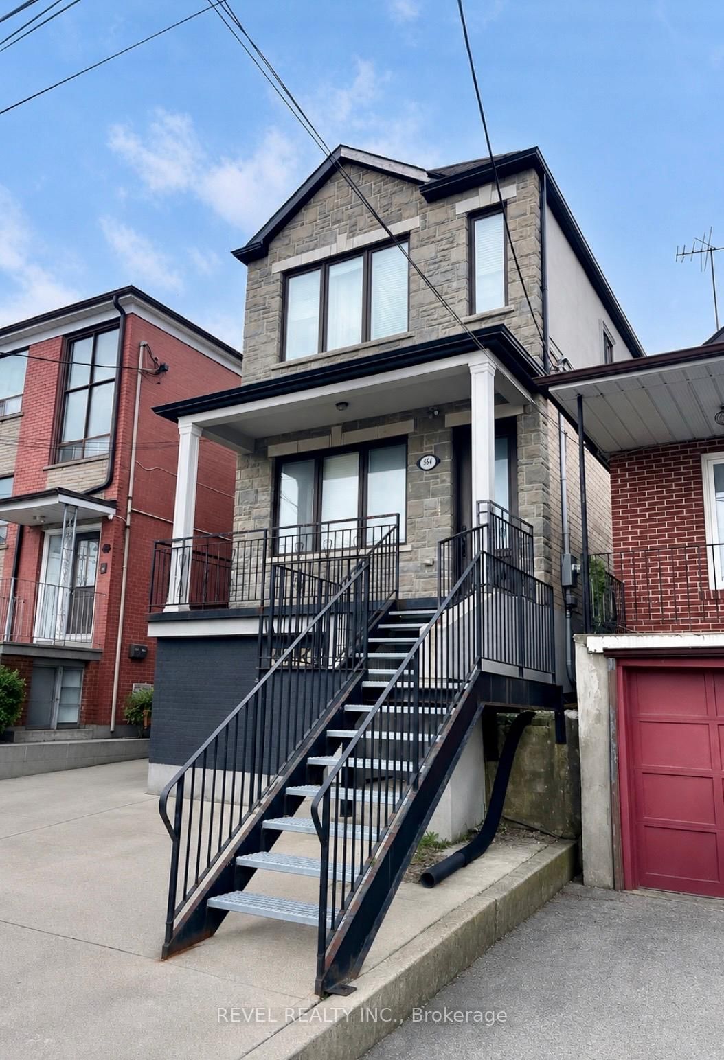 564 Blackthorn Avenue, Unit Lower