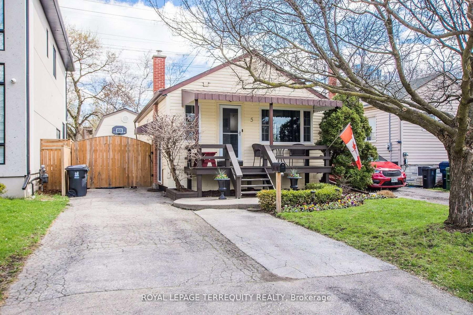 Detached House for sale at 5 Acorn Avenue, Toronto, Ontario, M9B 3P7 - Islington-City Centre West - MLS: W13109736
